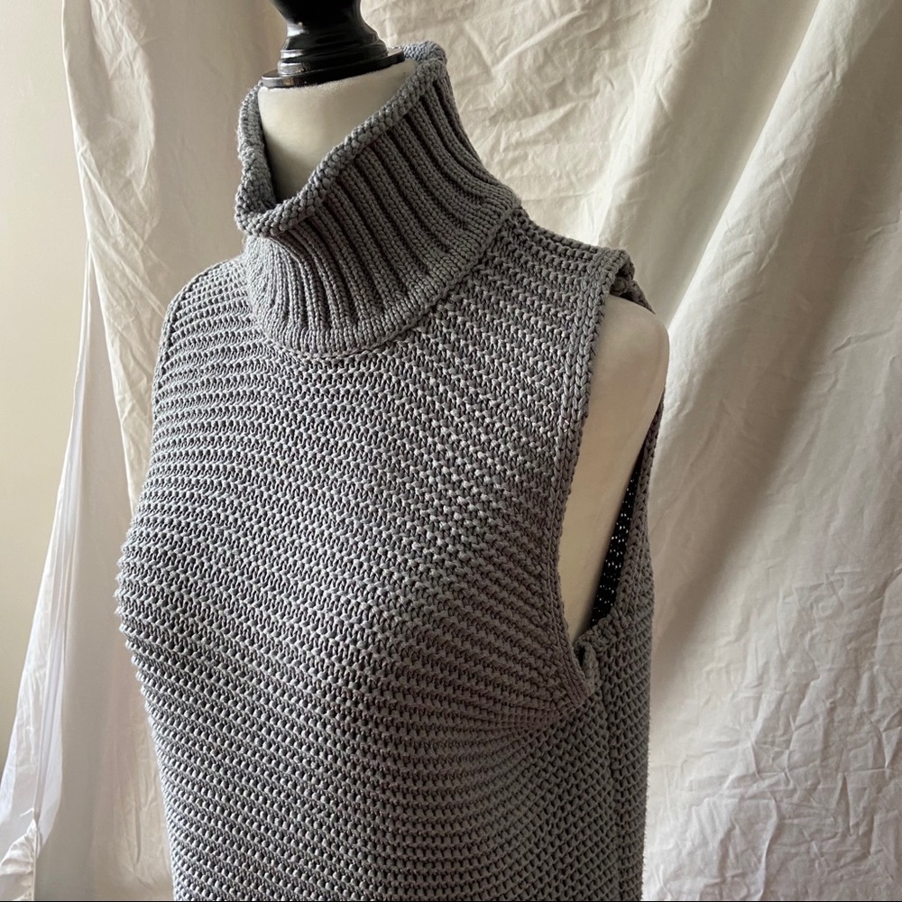 GAP Turtleneck Sleeveless Sweater - Picture 3 of 5